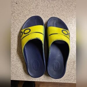 OOFOS Sandals in Yellow and Navy